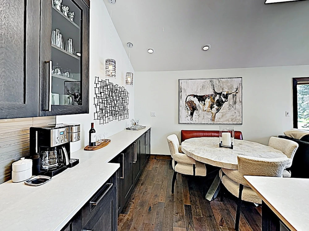 New Listing! Modern Mountain Ski W/ Balcony 3 Bedroom Condo