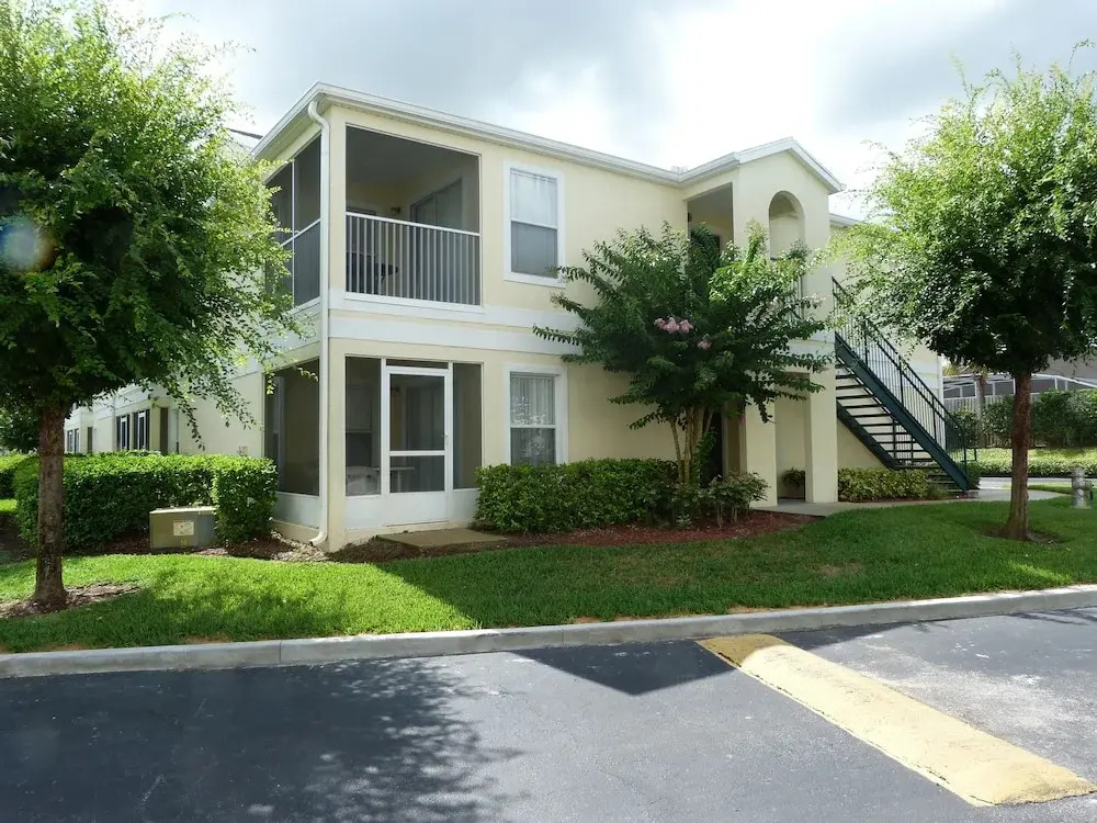Near Theme Parks! Professional Design, Sleeps 7, Patio, Pool!