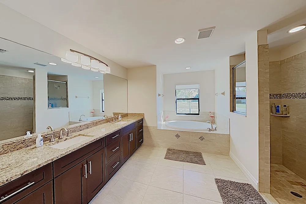 Impeccable Canal-front W/ Lanai & Caged Pool 4 Bedroom Home