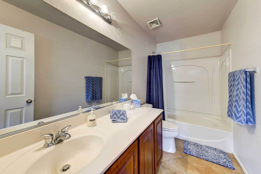Putting Green, Pool & Spa: Home in Queen Creek