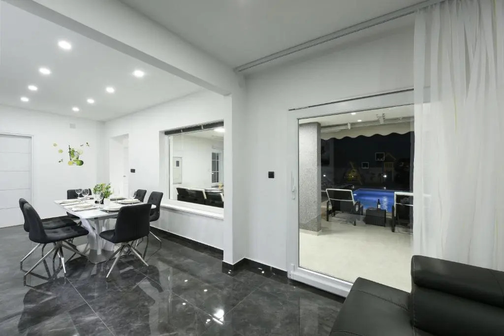 Villa Mare - with HEATED POOL