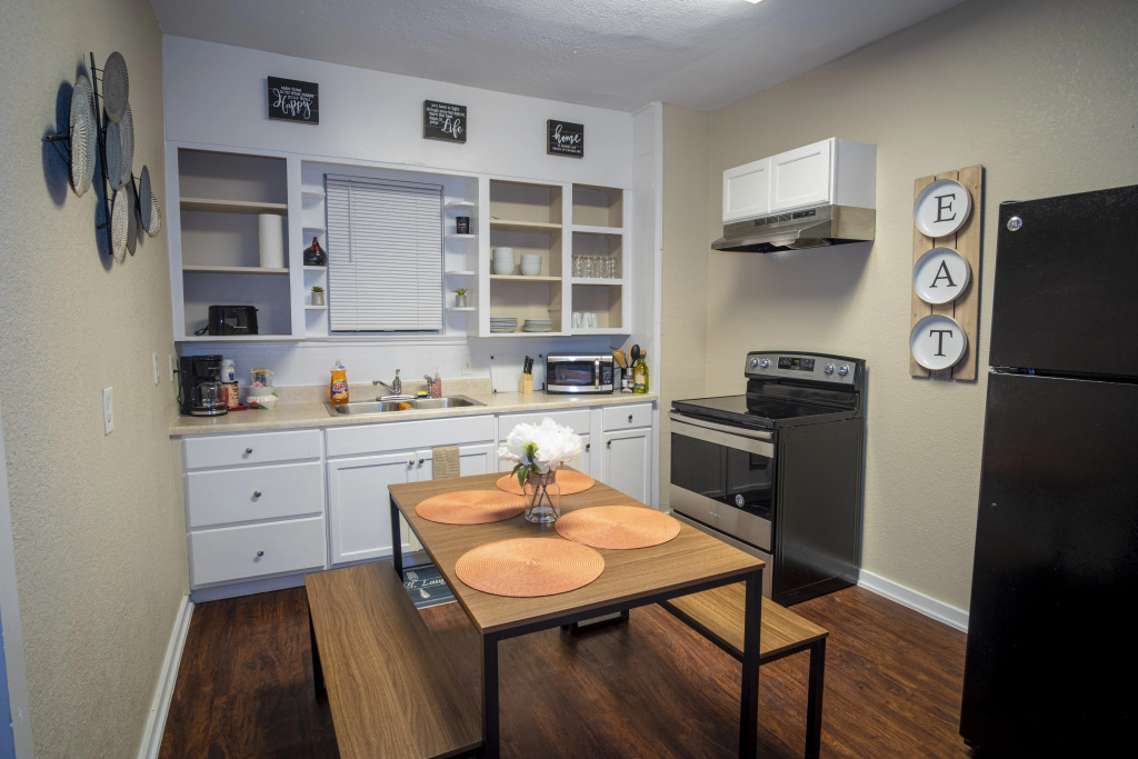 Cozy Downtown Guest House 2br/1ba Sleeps 8