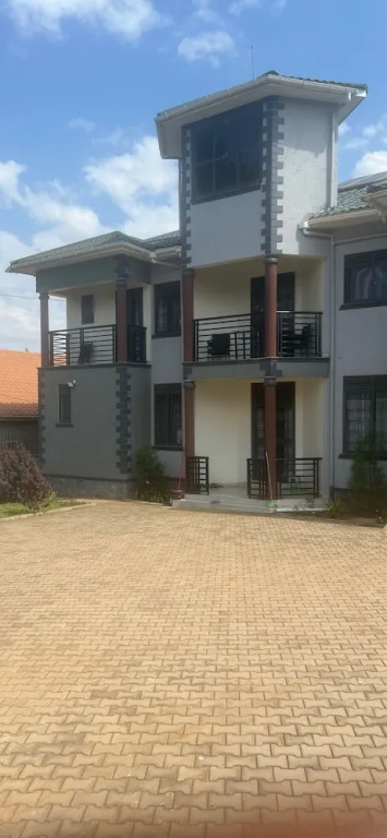 Inviting 9-bed Villa in Kampala