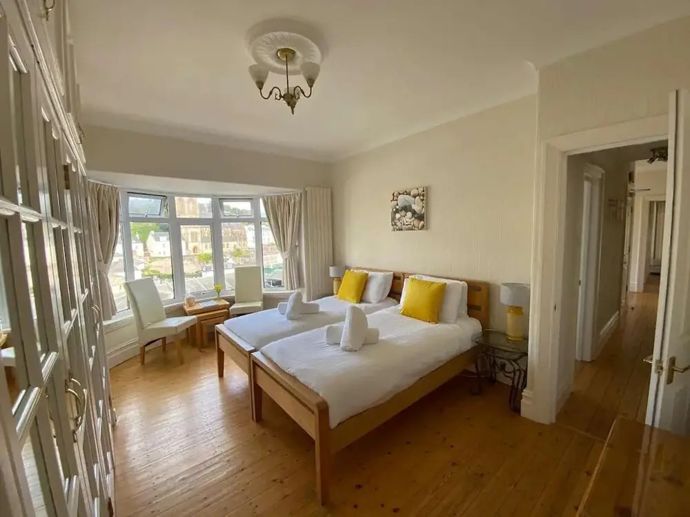 4 Bed House-sleeps 8-pets-parking-marinaseaview