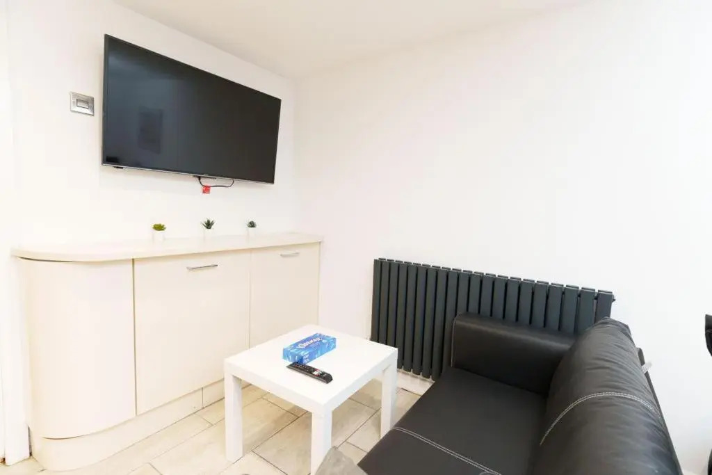 Am to Pm Apartments