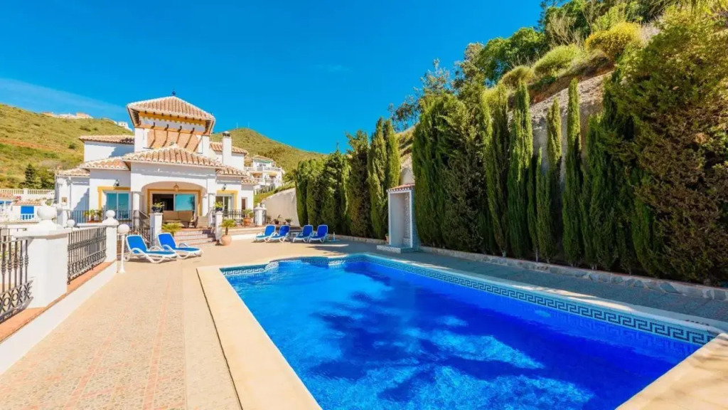 Villas Nerjazul - El Peñoncillo Beach