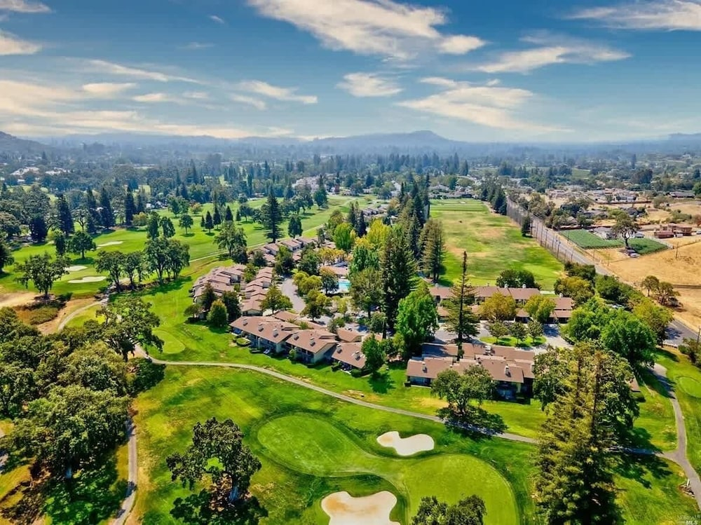 Luxe Golf View Condo Prime Napa Location