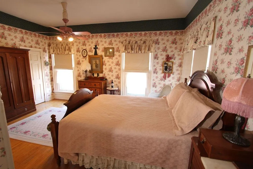 Carriage House Bed & Breakfast