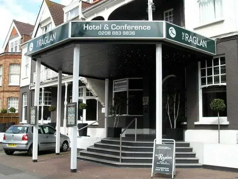 Raglan Hotel