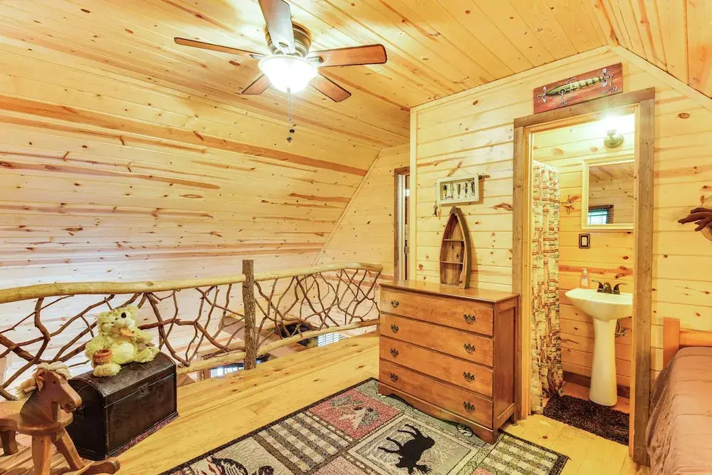 5 Mi to Unicoi State Park & Lake: Hot Tub Haven!