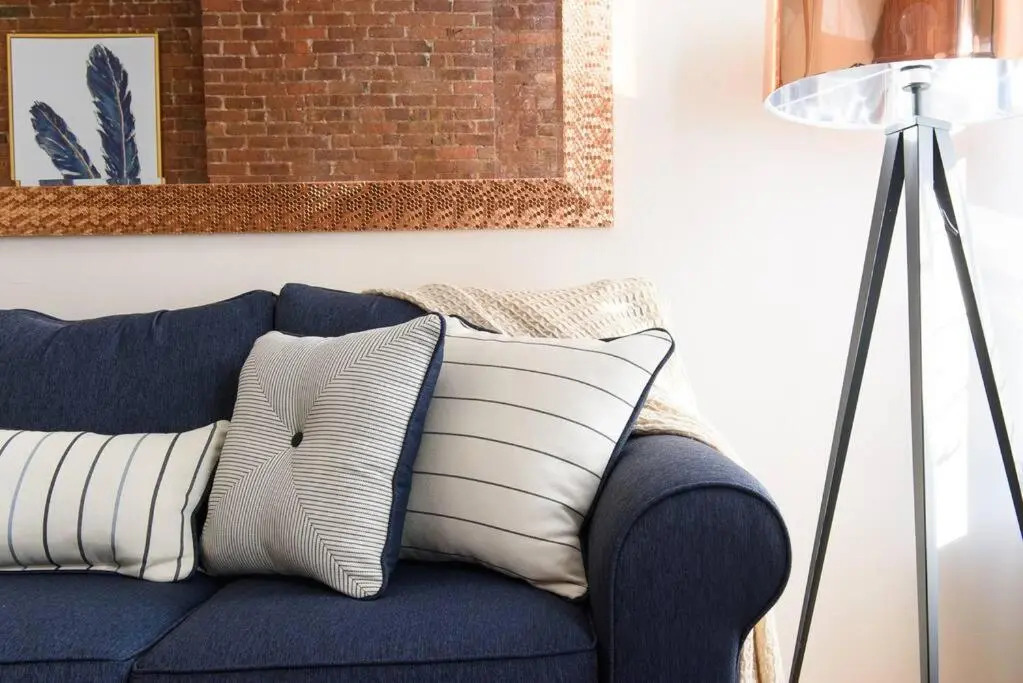 428-4r Prime Midtown Large 2 BR Newly Furnished