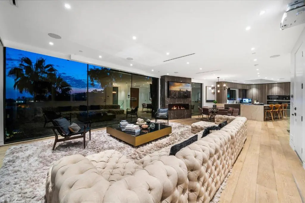 Modern Smart Home With Spectacular Views