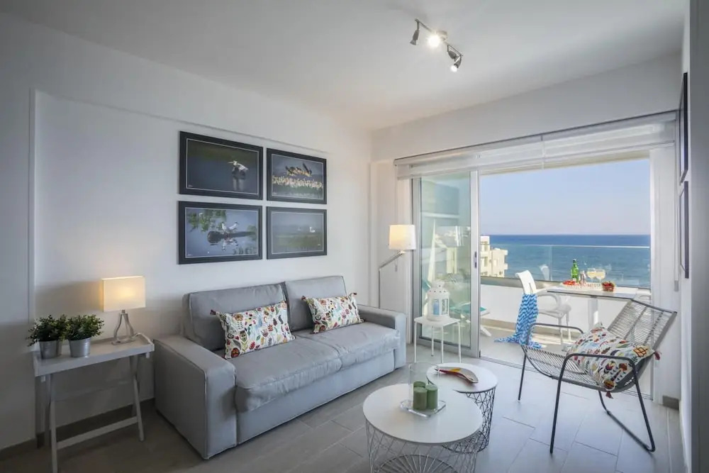Mackenzie Zoe Seafront Suite