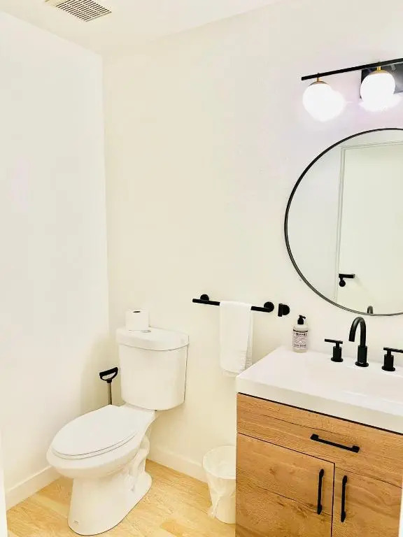 Lovely 2-story 2-bedroom unit with free secure parking