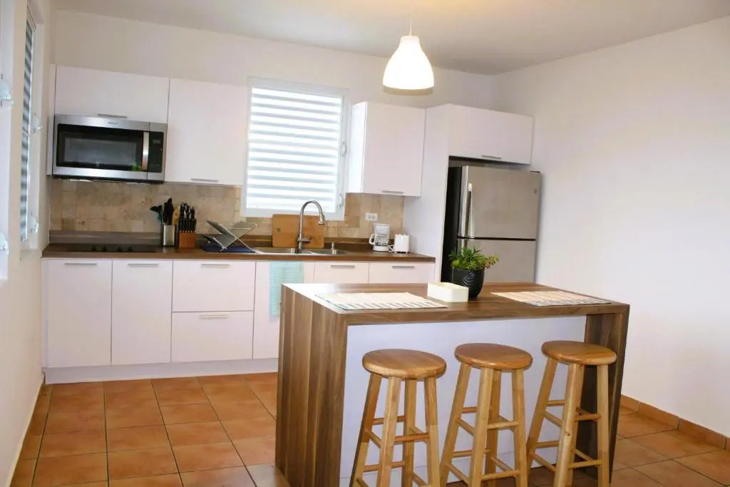 2 bdr apt - 4 min walk to Sandy Beach