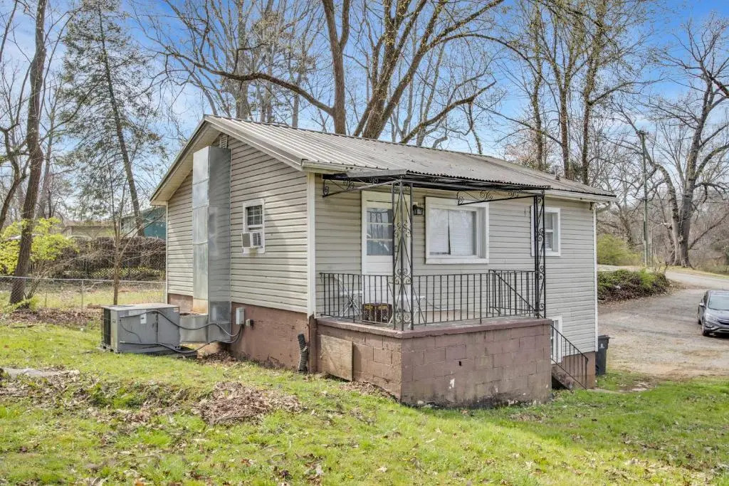 Small 2br East Knox apartment Pet friendly