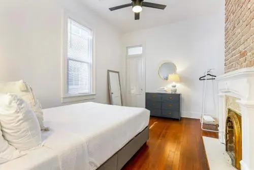 Upscale 2BR in Uptown by Hosteeva