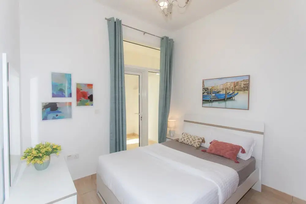 Lively apt near Dubai Sports City