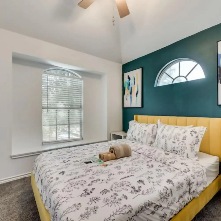 Family Business Retreat King Bed Top Amenities