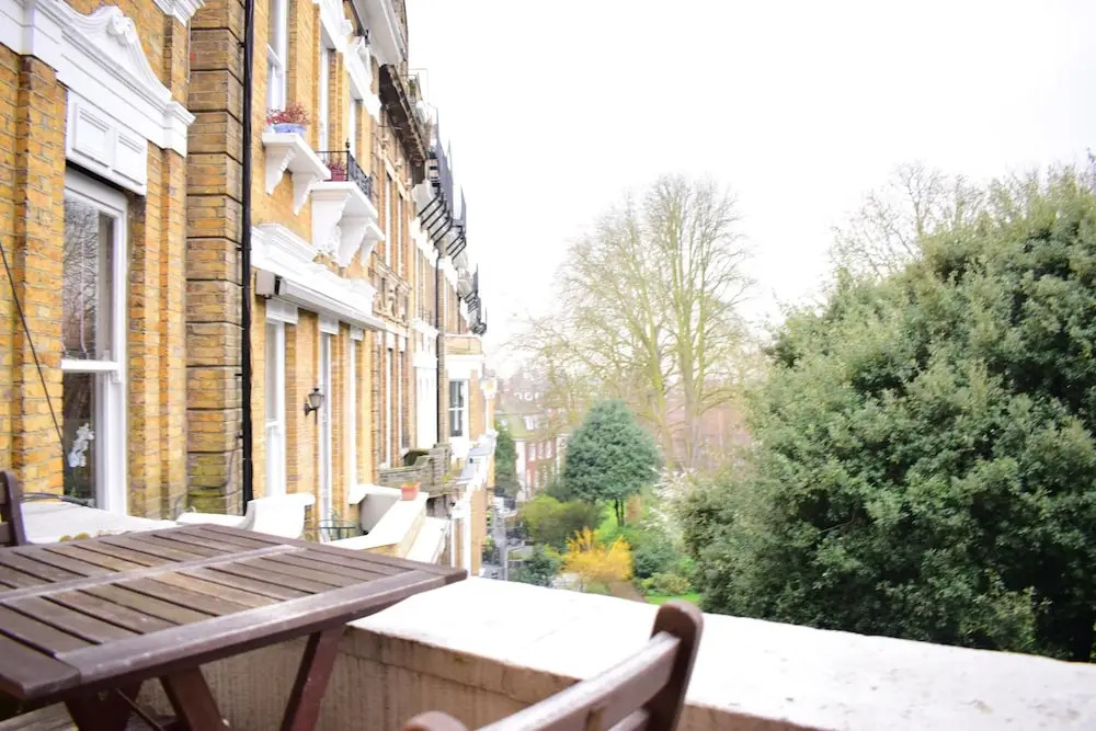 Kensington 2 Bedroom Flat With Balcony