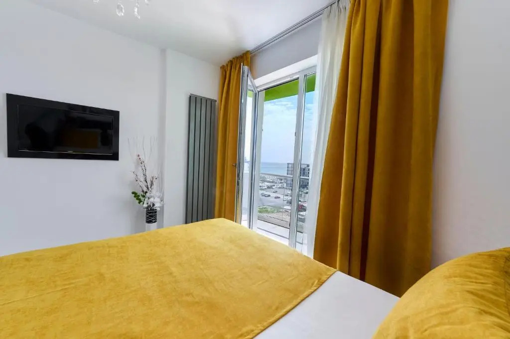 Sunshine 1 BR Apartment Spa n Pool Beach resort