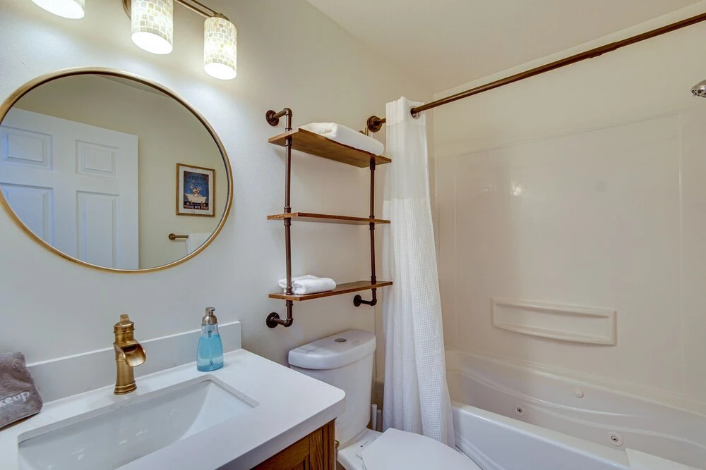 Unwind in Cle Elum: Hot Tub & Cozy Fireplace!