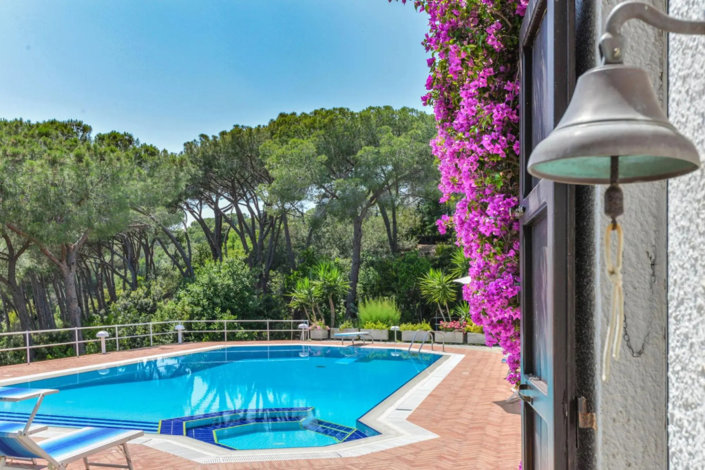 Octagonal villa with private pool and 10 beds-Villa Ottagonale
