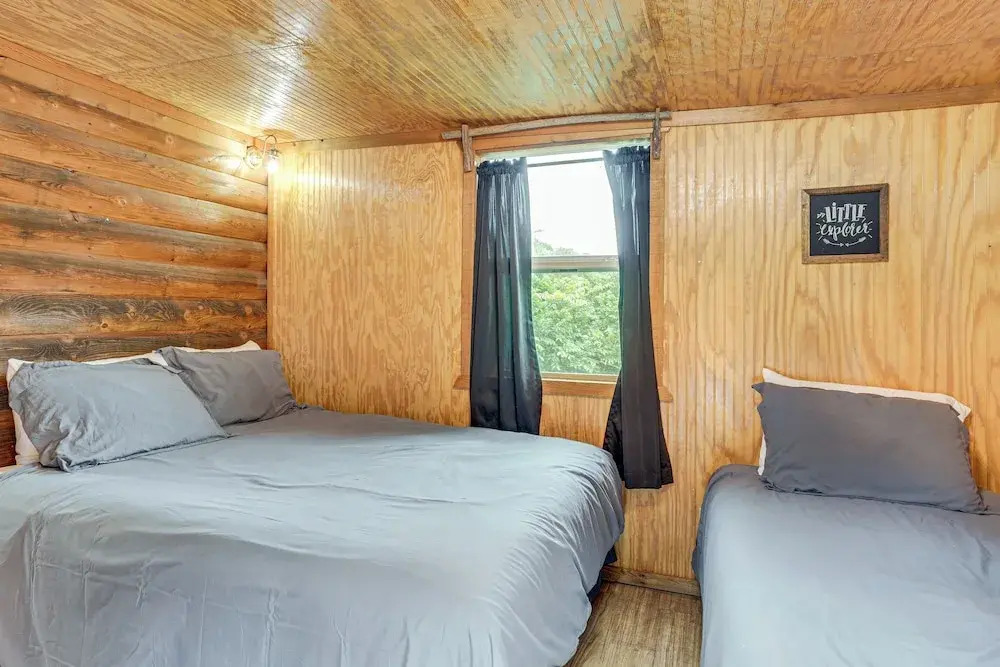 'cedar Falls Cabin 5': 1/2 Mile to Turner Falls