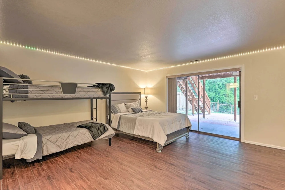 Shoreline Home w/ Deck ~ 14 Mi to Downtown Seattle
