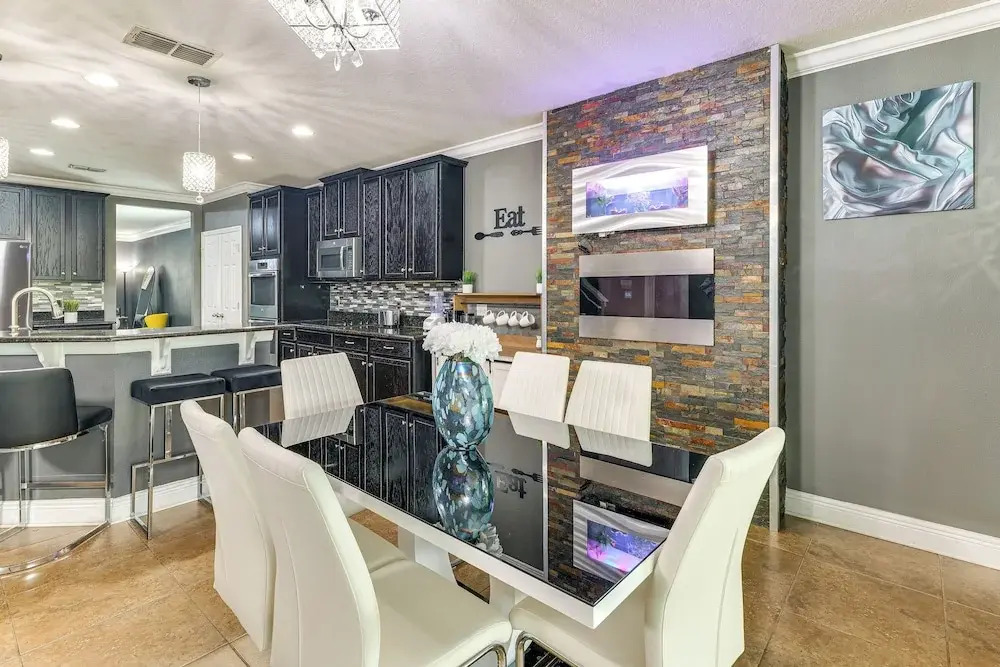 Media Lounge & Bar: Spacious Davenport Family Home