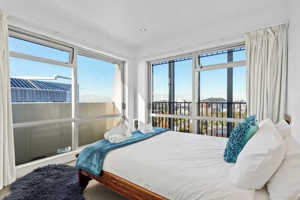 Central Charming 2-Bedroom - Pool & Gym!