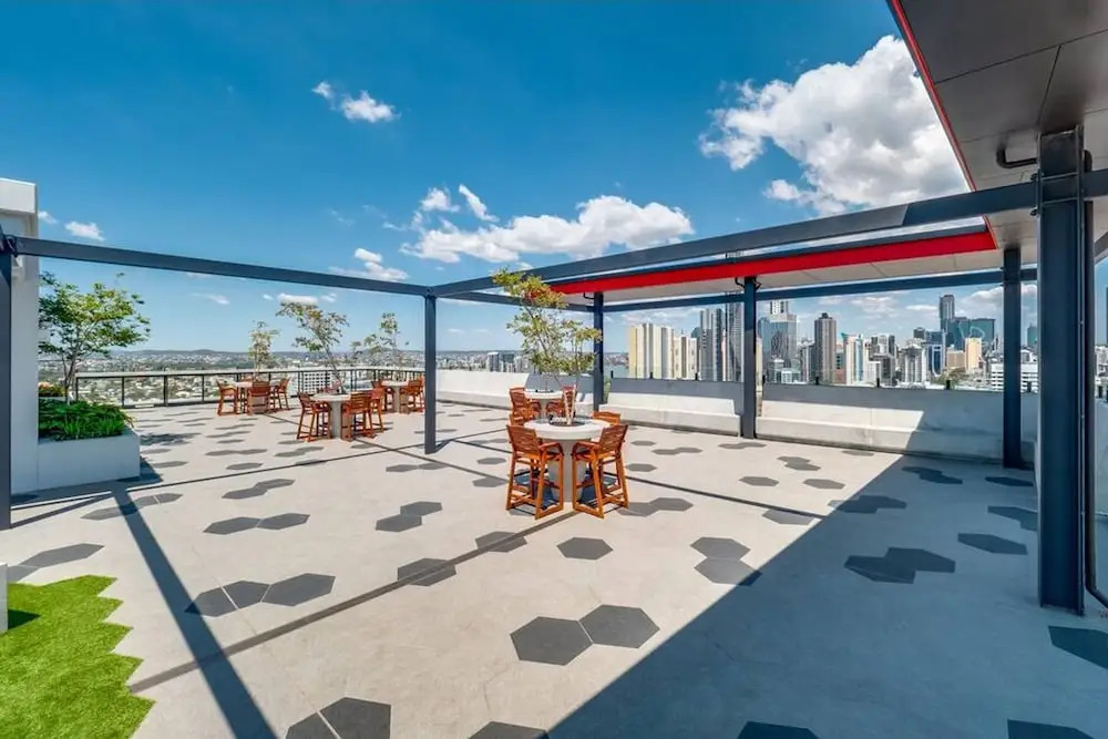 2BR Utopia Fortitude Valley Pool Rooftop King bed