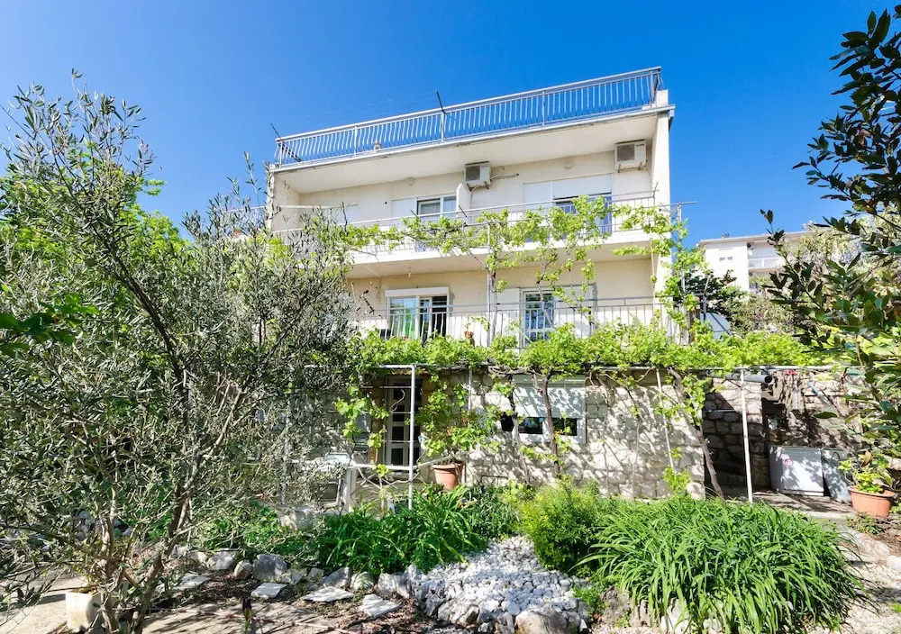 Apartments and Room Drazen
