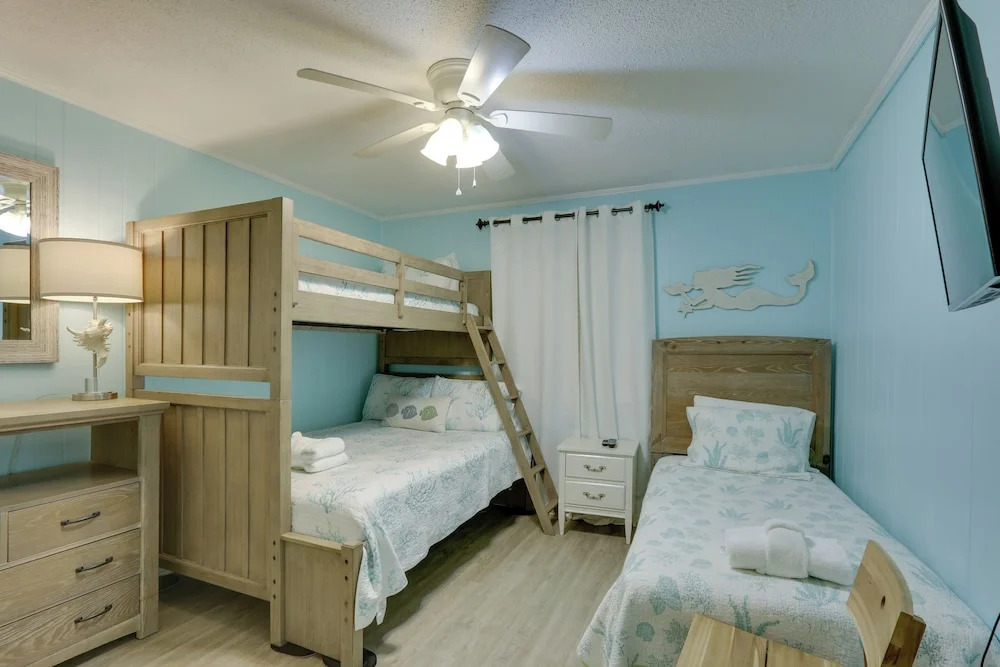 Steps to Beach, Coligny Plaza: Hilton Head Condo!