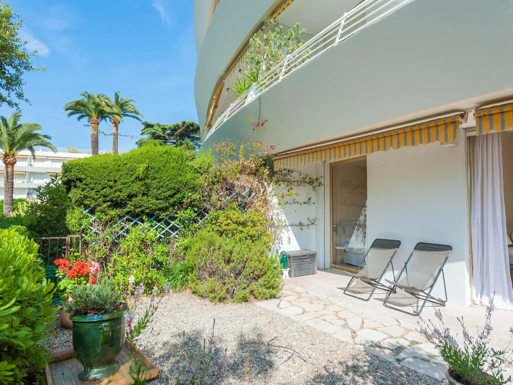 Scenic apartment in Cannes with private terrace
