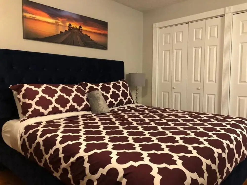 6149 Sandcrest · Next TO Universal. 8 Beds. Pool. Very Clean