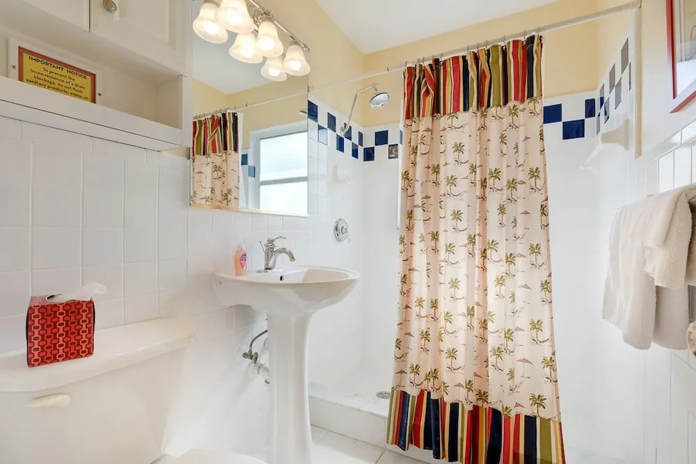 Poco Place, 2 Bedrooms, Wifi, 2 Blocks to Beach, Sleeps 6