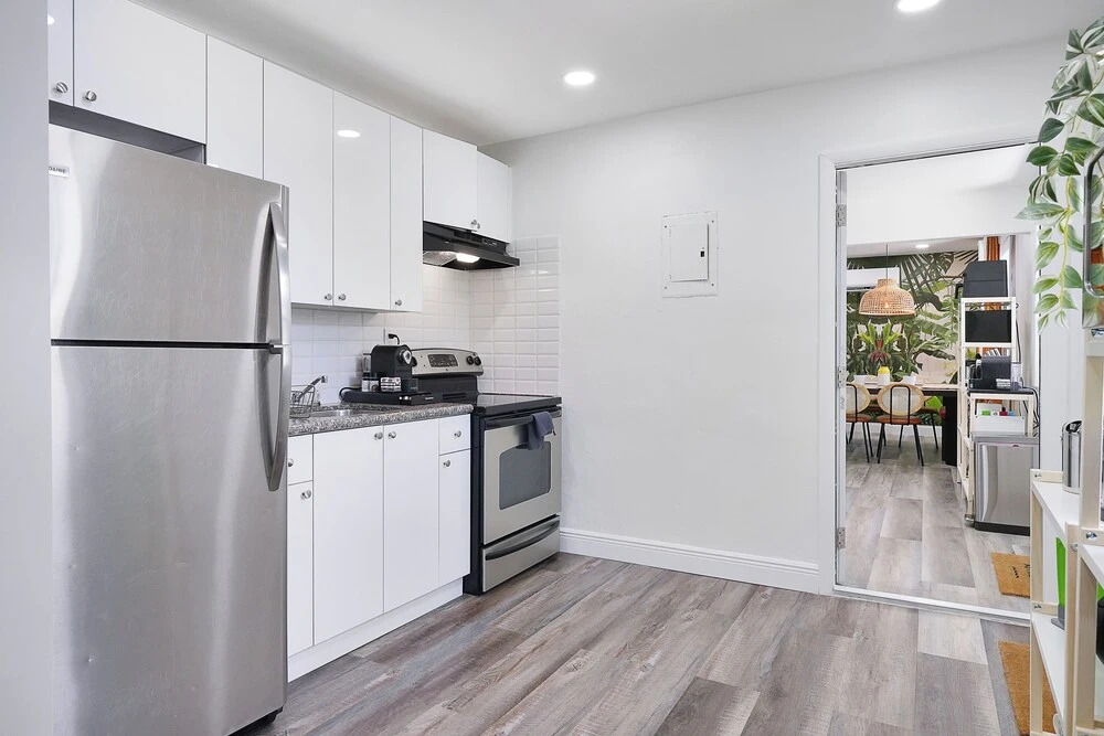 4 to 14 Guests, 2 Kitchens, Jungle Retreat BBQ Patio