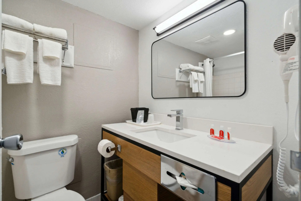 Econo Lodge Inn & Suites Waterloo Downtown