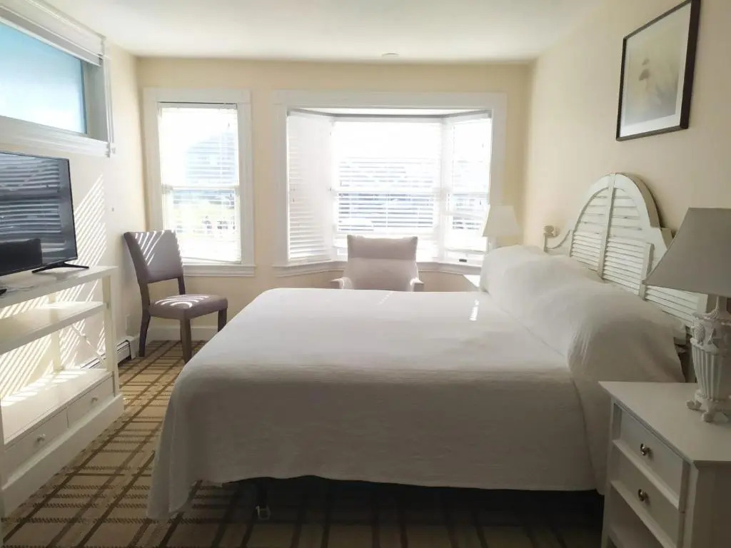 By The Sea Guests Bed & Breakfast and Suites