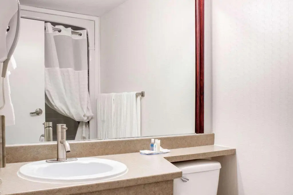 Econo Lodge & Suites