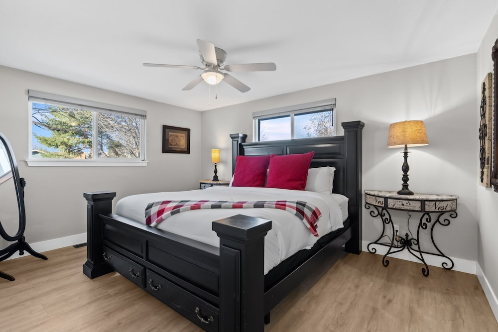 Berthoud Basecamp Private Hot Tub & Backyard Oasis