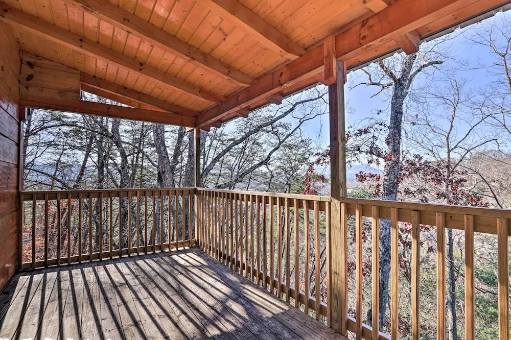 Luxe Cabin w/ Hot Tub, Theater, Pool Table, Arcade