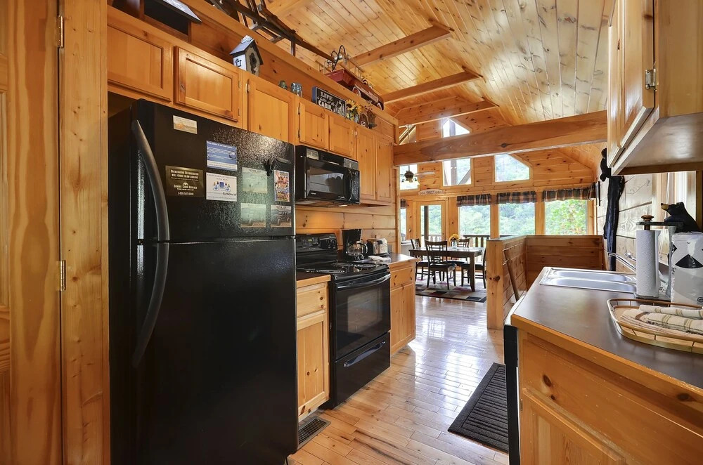 Spacious Cubby Bear Cabin with Private Hot Tub by Redawning