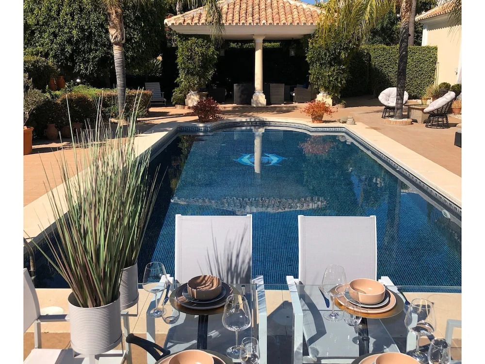 Luxury Villa with Private Pool & Spacious Garden near Sea & Marbella