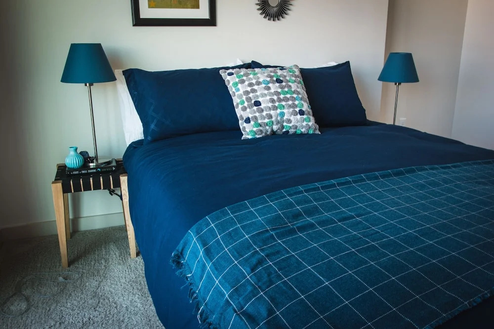 1 Bedroom and 2 Bedroom Uptown Apartments with City Views by Frontdesk