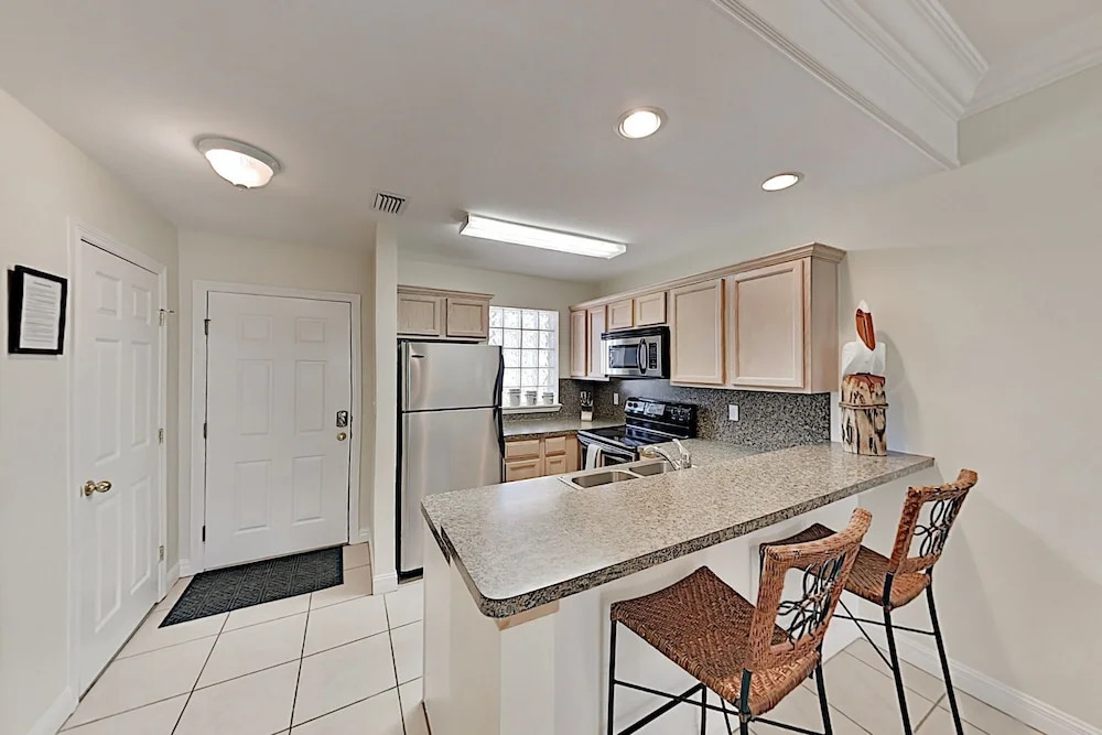 Prime Gulf Getaway W/ Pool - Walk To Beach, Dining 2 Bedroom Condo