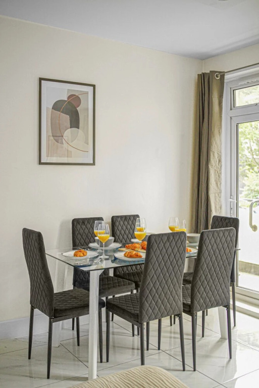 Paddington Station 2BR City Apartment