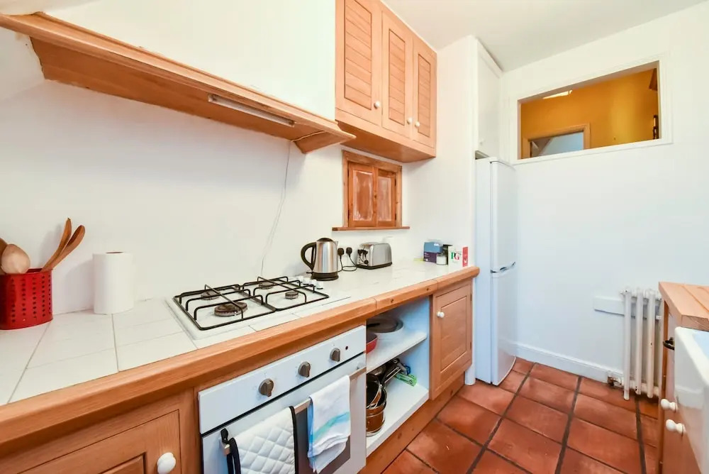 2 Bedroom Top Floor Flat Near Willesden Green
