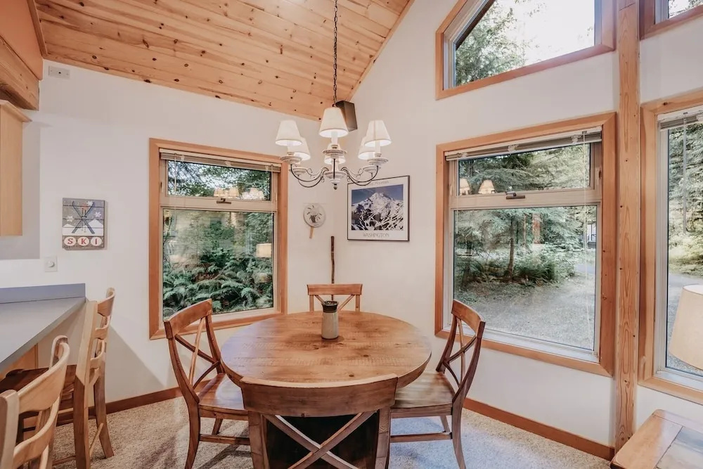 75sl - Wifi - Bbq - Pets Ok - Sleeps 6 2 Bedroom Home by RedAwning